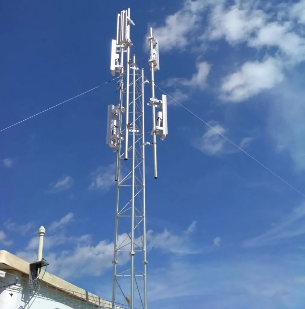 Torre de comunicaciones inalámbricas con antenas